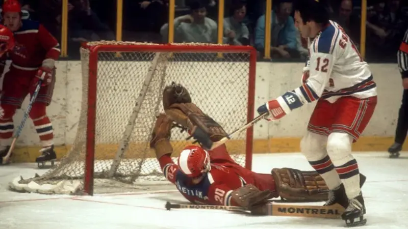 Wayne Gretzky breaks the record of Phil Esposito